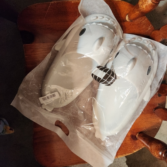 Shark Slides- size 14/15 - Picture 3 of 4